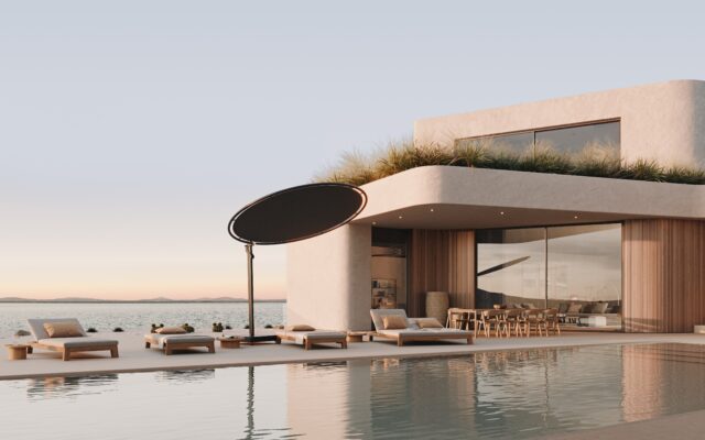 Moderne Villa am Meer mit Pool, hölzernen Liegestühlen und einem von Gardendesign inspirierten Essbereich im Freien bei Sonnenuntergang, mit Blick auf das ruhige Wasser und die fernen Hügel.