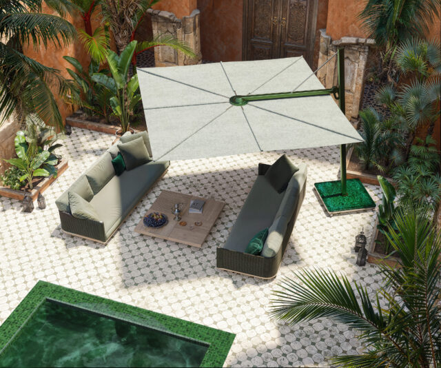 In einem Innenhof mit gemustertem Fliesenboden stehen sich stilvolle Gartenmöbel gegenüber - zwei Sofas um einen niedrigen Holztisch unter einem großen quadratischen Sonnenschirm. Üppige Grünpflanzen und ein kleiner Pool vervollständigen dieses entspannende, von Luxemburg und Deutschland inspirierte Gartendesign.