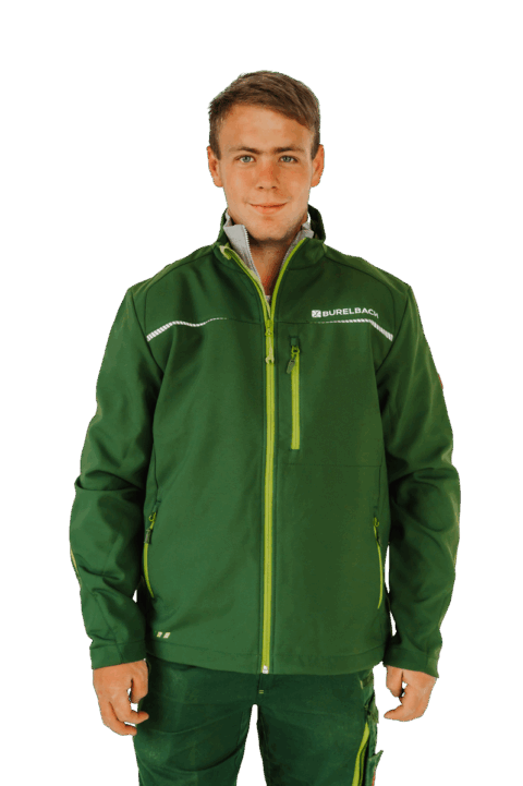 Ein junger Mitarbeiter mit kurzen braunen Haaren trägt eine grüne Jacke mit einer Brusttasche mit Reißverschluss und dem "Burelbach"-Logo auf der linken Seite. Er steht mit dem Gesicht nach vorne vor einem weißen Hintergrund.