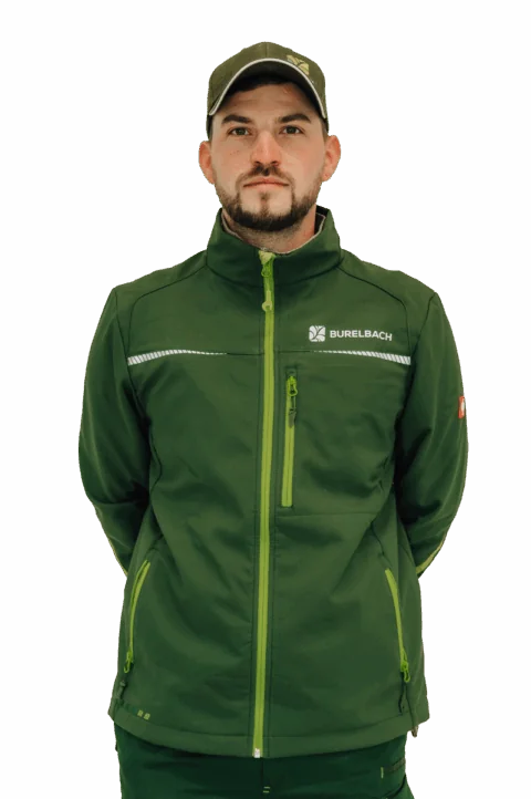 Burelbach Gardendesign Mitarbeiter in grüner Jacke.